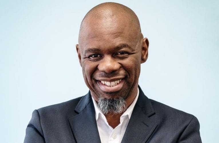 Wafundela umkhakha wesayensi kodwa wagcina esebenza kwi-retail kanti kumanje uphethe enye yezinkampani ezinkulu zikawoyela eNingizimu Afrika. Usihlalo weShell SA ulandise uSLINDILE KHANYILE ngohambo lwakhe