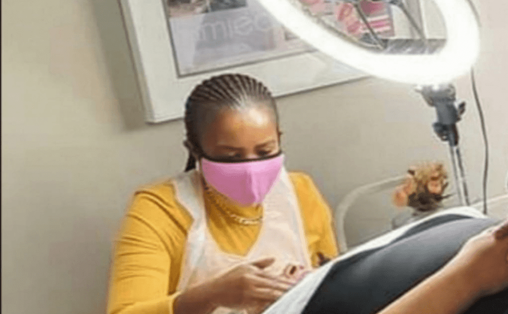 UNksz uMokobodi enza ikhasimende i-facial treatment