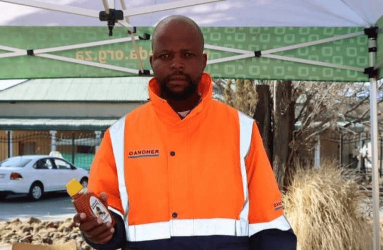 Ufisa ukwandisa abahweba ngoju oneminyaka eziphilisa ngokufuya izinyosi. Uxoxe noTEBOGO MOKWENA
