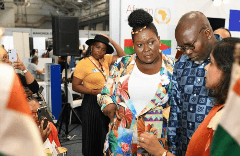 Bebebulala inyoka abantu emcimbini wokucija osomabhizinisi. INTATHELI YOMBELE iyabika